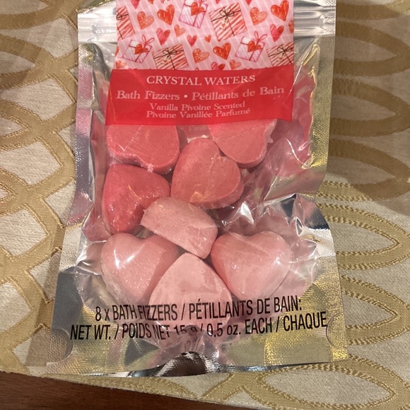 Glass jar with heart shaped ceramic lid filled with bath bomb and 8 bath fizzers - Picture 4 of 9